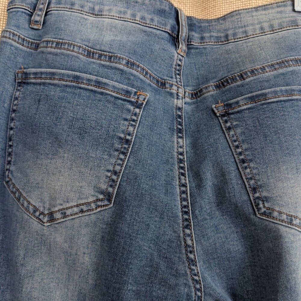Alloy Apparel NWT Light Denim Wash, Button Up, Distressed Jeans, Size 10 x 37L - Picture 7 of 10